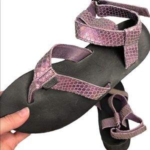 TEVA | Purple Fish Scale Pattern Straps w/ Platform Sole in Black | Size 9